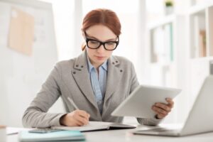 Бухгалтер узнает про снижение выплаты оздоровительных работникам в 2024 году